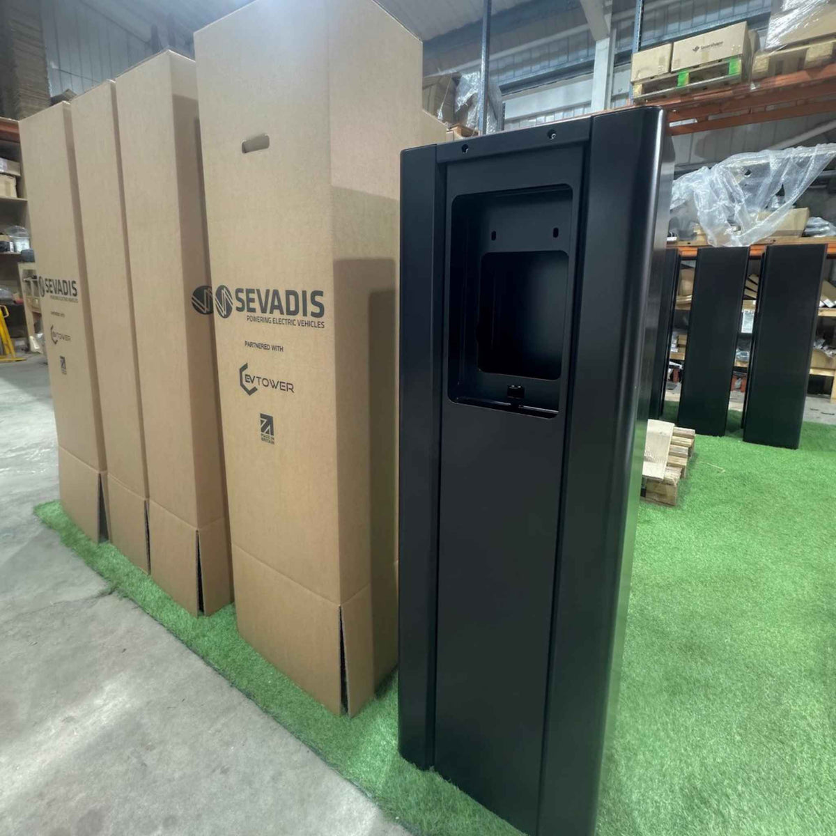 EVT45 Maxi Charger Dual Pillar in matt black with Sevadis EV Tower packaging